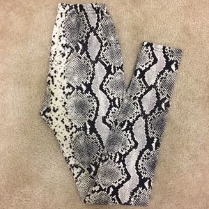 NWOT Super Soft Snakeskin/Animal Print Leggings